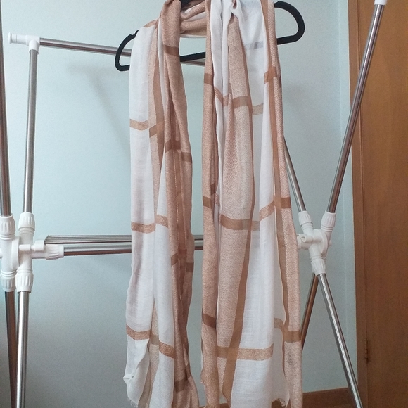 Large plaid pattern stole - Picture 3 of 3